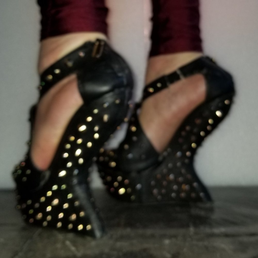 Heelless 7 inch wedge heels